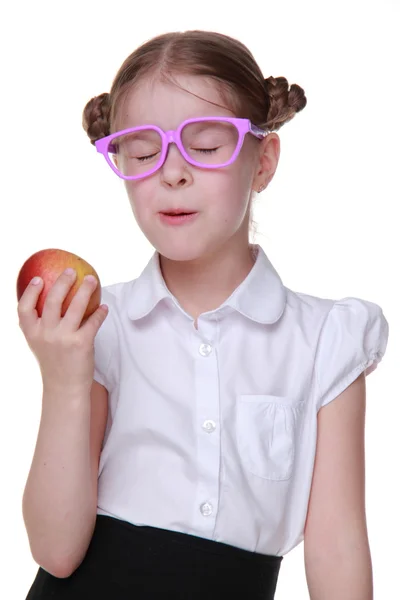 Portret uczennica w okularach jedzenia jabłko — Zdjęcie stockowe