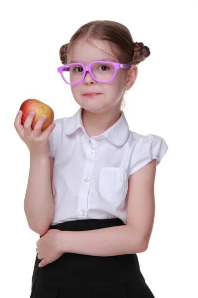 Retrato de uma estudante em óculos comendo maçã — Fotografia de Stock