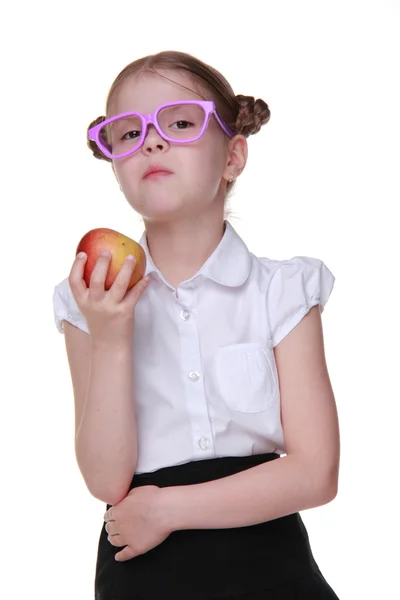 Retrato de una colegiala en gafas comiendo manzana —  Fotos de Stock