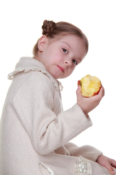 Retrato del estudio de una niña comiendo una manzana — Foto de Stock