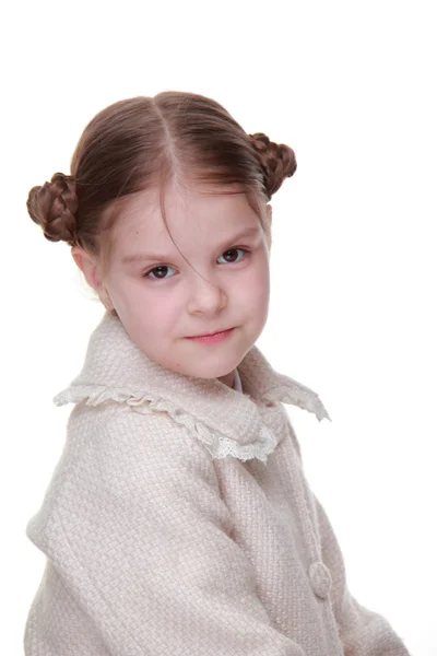 Studio ritratto di una ragazza felice in un cappotto leggero — Foto Stock