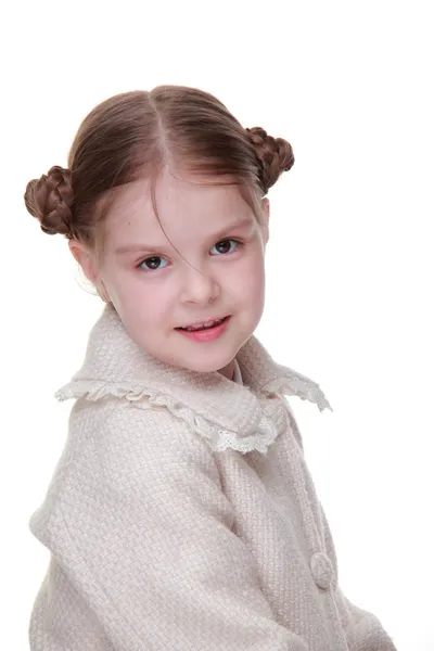 Portrait studio d'une fille heureuse en manteau léger — Photo