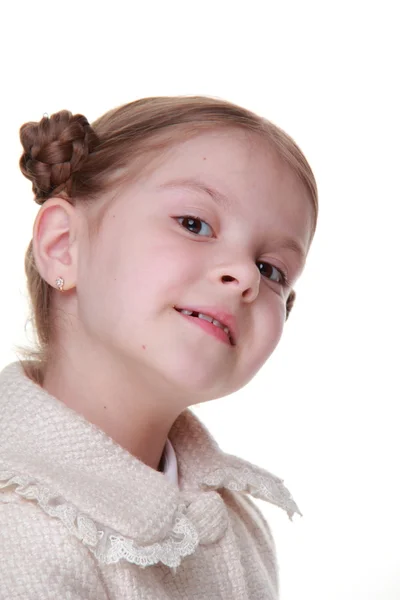 Studio portret van een gelukkig meisje in een lichte coat — Stockfoto