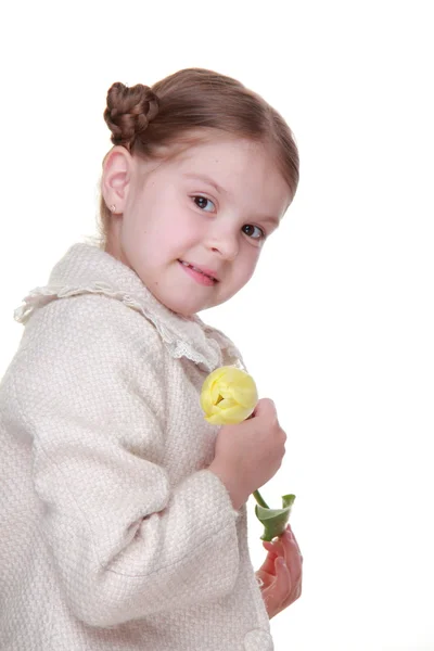 Студийный портрет маленькой девочки с желтым тюльпаном — стоковое фото