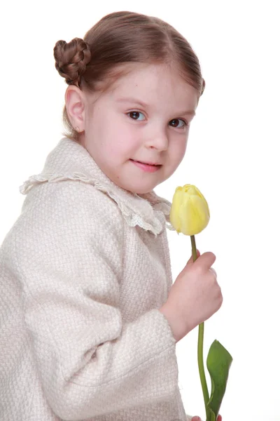 Studiový portrét holčičky s žlutý Tulipán — Stock fotografie