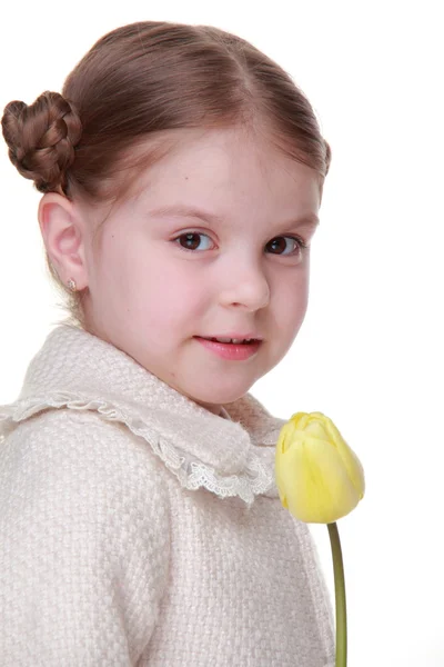 Студийный портрет маленькой девочки с желтым тюльпаном — стоковое фото