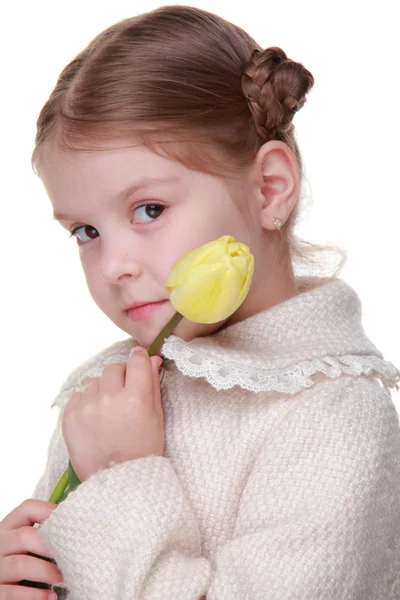 一个小女孩与黄色郁金香室画像 — 图库照片