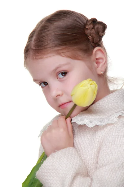 Retrato de estudio de una niña con un tulipán amarillo — Foto de Stock