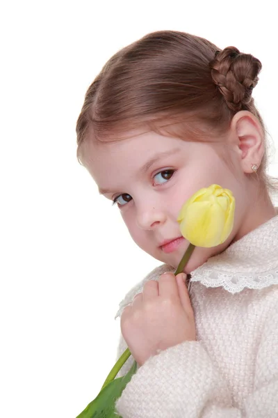 Studio portret van een klein meisje met een gele tulp — Stockfoto