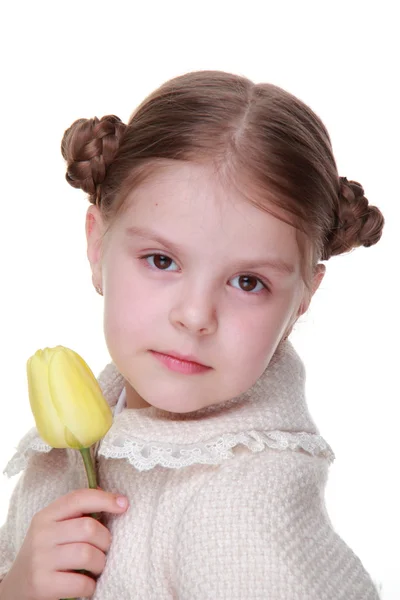 Studioporträt eines kleinen Mädchens mit einer gelben Tulpe — Stockfoto