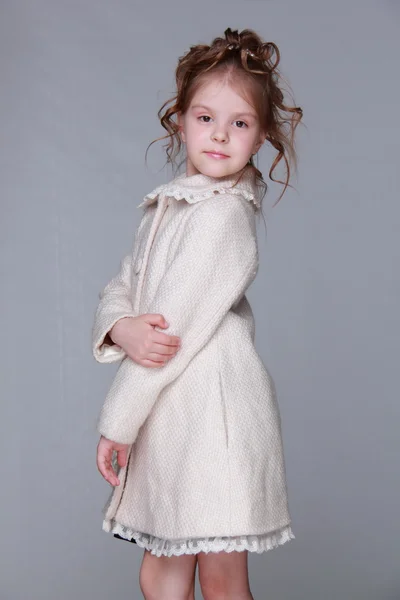 漂亮的小女孩在一轻外套 — 图库照片