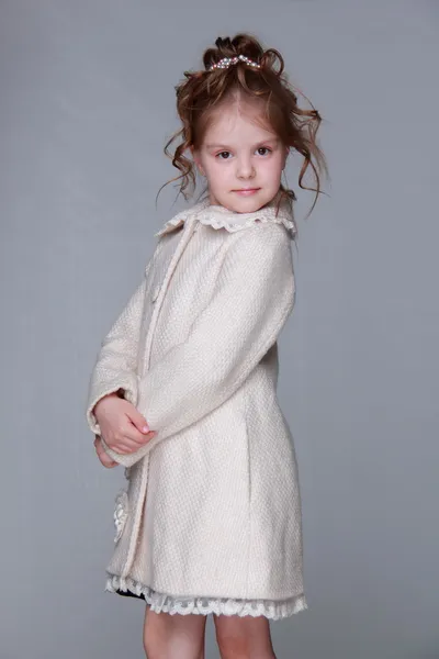 Krásná holčička ve světlém kabátě — Stock fotografie