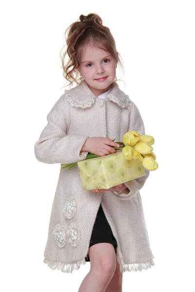 Cute dziewczynka trzymając bukiet tulipanów i pudełko — Zdjęcie stockowe