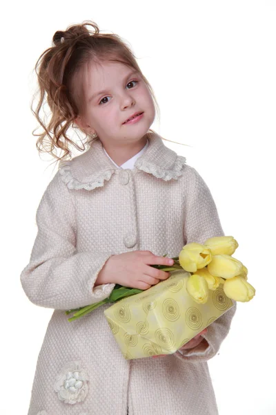 Roztomilá holčička drží kytici tulipánů a dárkový box — Stock fotografie