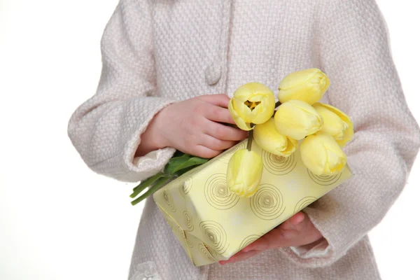 Flickans händer som håller en bukett tulpaner och en presentförpackning — Stockfoto