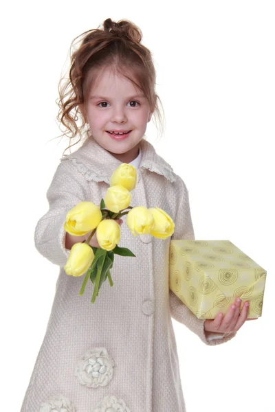 可爱的小女孩拿一束郁金香和礼品盒 — 图库照片