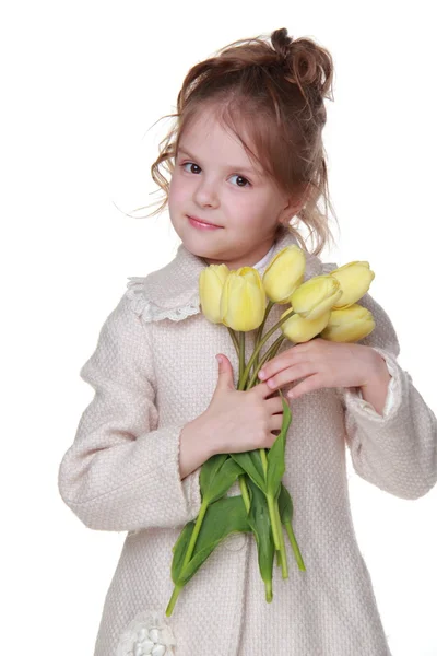 Aranyos kis lány, kezében egy csokor tulipán bundában — Stock Fotó