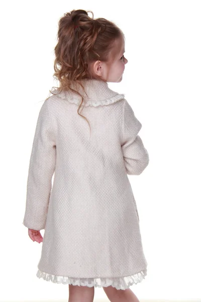 Vista posteriore della bambina con un cappotto leggero — Foto Stock