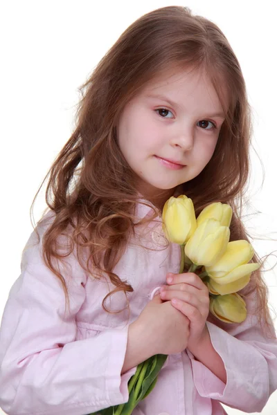 Petite fille mignonne dans une robe avec un bouquet de tulipes — Photo