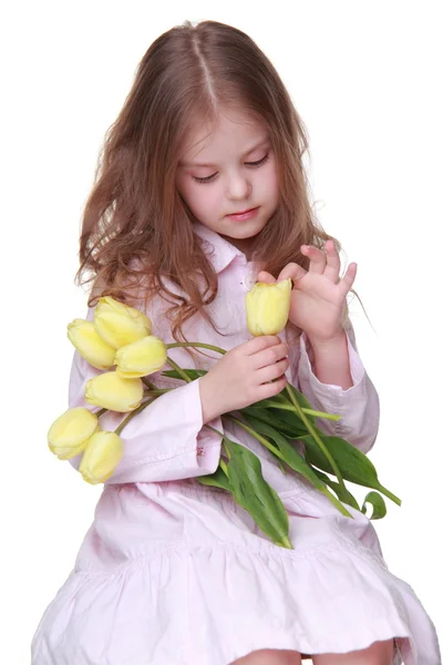 Милая маленькая девочка в платье с букетом тюльпанов — стоковое фото