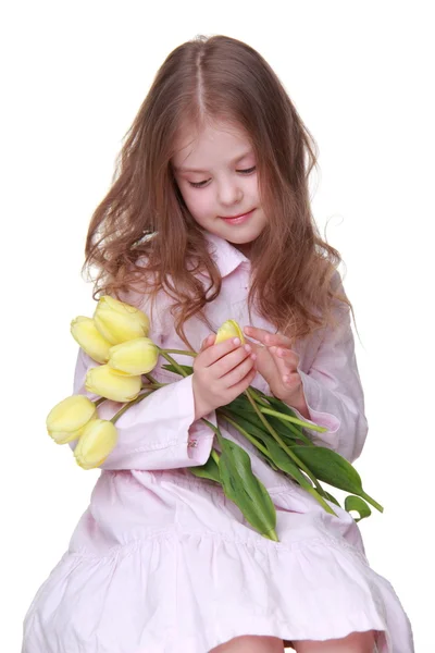 Petite fille mignonne dans une robe avec un bouquet de tulipes — Photo