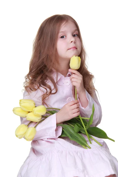 Menina bonito em um vestido com um buquê de tulipas — Fotografia de Stock
