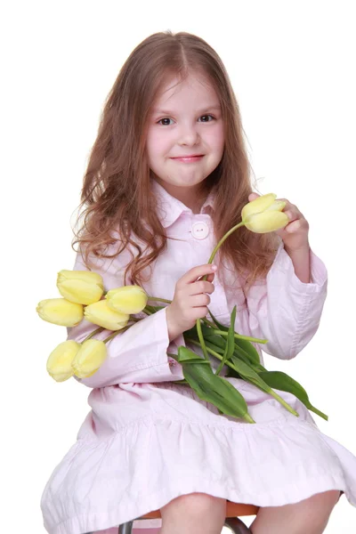 Roztomilá holčička v šatech s kyticí tulipánů — Stock fotografie