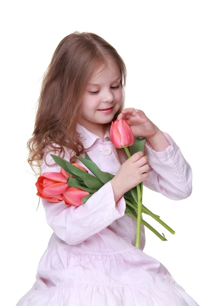 Roztomilá holčička v lehké šaty s kyticí tulipánů — Stock fotografie
