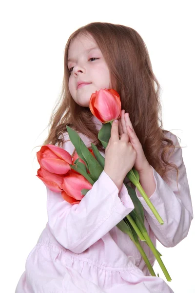 Linda niña en un vestido ligero con un ramo de tulipanes — Foto de Stock