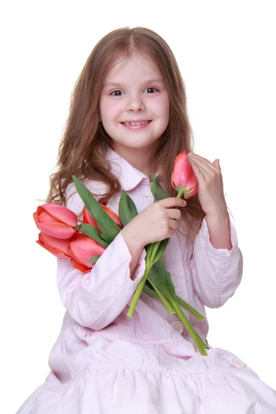 Ragazzina carina in un vestito leggero con un mazzo di tulipani — Foto Stock