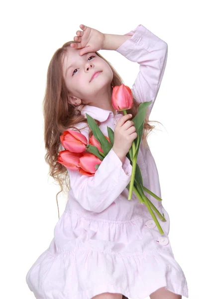 Petite fille mignonne dans une robe légère avec un bouquet de tulipes — Photo