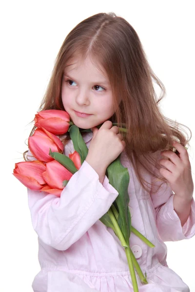 Schattig klein meisje in een lichte jurk met een boeket van tulpen — Stockfoto