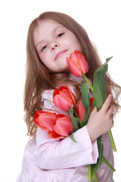 Schattig klein meisje in een lichte jurk met een boeket van tulpen — Stockfoto