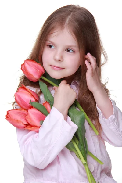 Schattig klein meisje in een lichte jurk met een boeket van tulpen — Stockfoto