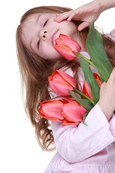 Roztomilá holčička v lehké šaty s kyticí tulipánů — Stock fotografie