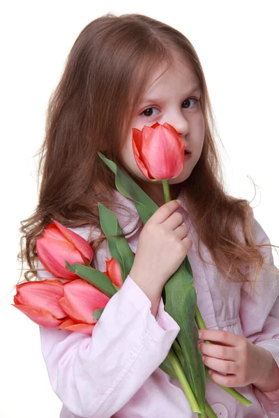 Cute dziewczynka w jasną suknię z bukietem tulipanów — Zdjęcie stockowe