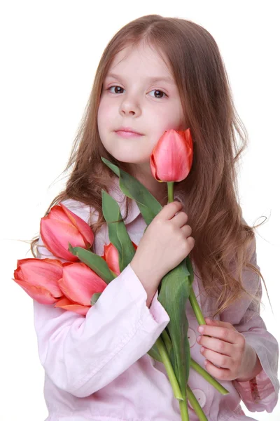 Милая маленькая девочка в легком платье с букетом тюльпанов — стоковое фото