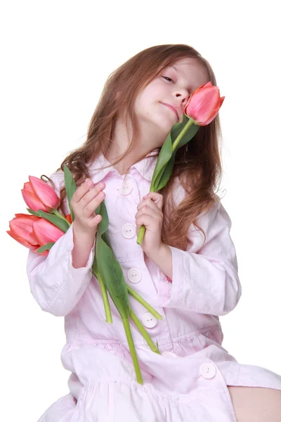 Schattig klein meisje in een lichte jurk met een boeket van tulpen — Stockfoto