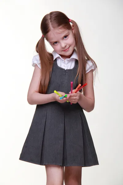 Studio portret van schoolmeisje met viltstiften — Stockfoto
