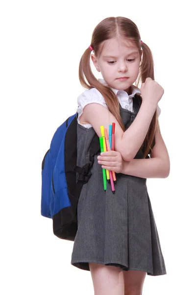 Studio porträtt av flicka med skolväskan håller fiberpennor — Stockfoto