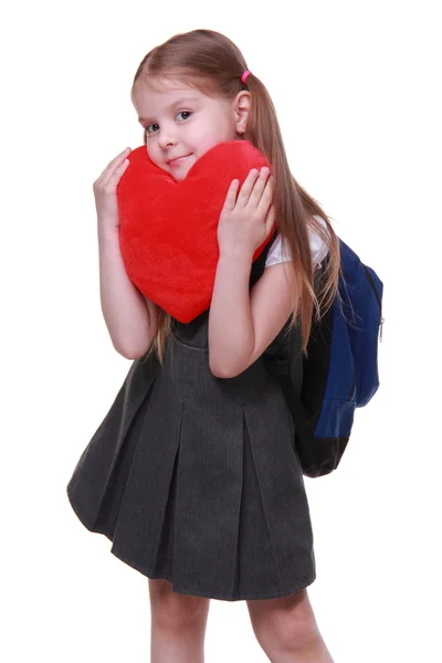 Kaukasiska skolflicka med rött hjärta — Stockfoto