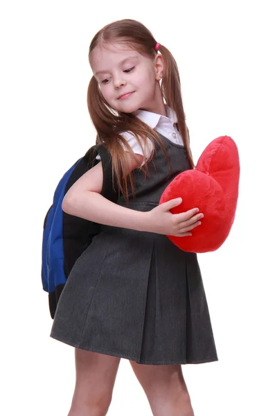 Kaukasiska skolflicka med rött hjärta — Stockfoto