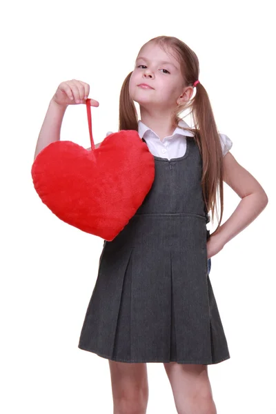 Kaukasische schoolmeisje met rood hartsymbool — Stockfoto