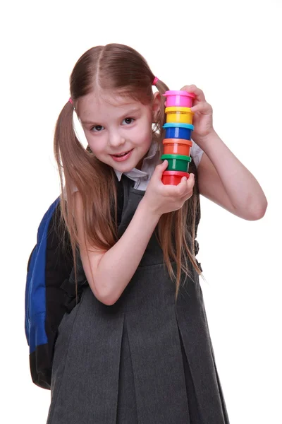 Söt liten skolflicka med skolväskan håller akvarell — Stockfoto