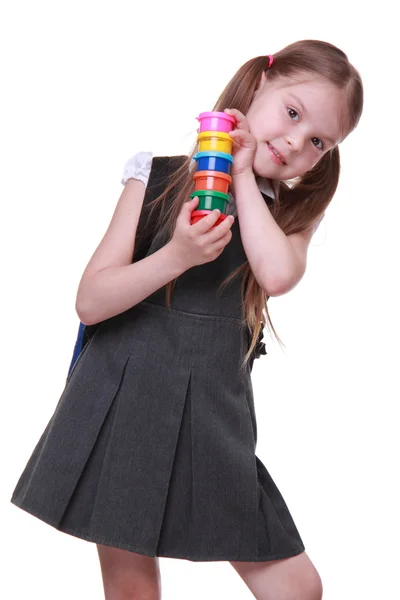 Söt skolflicka i klänning håller färger — Stockfoto