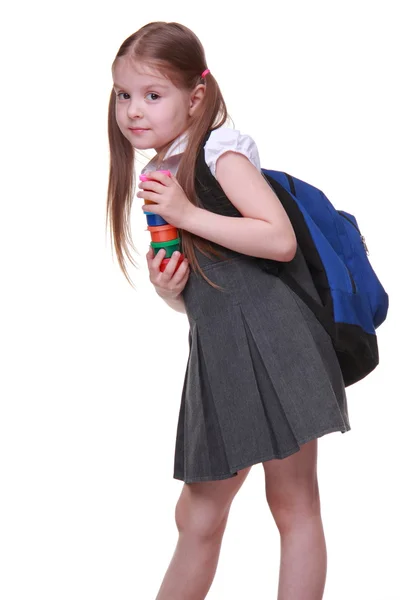 Roztomilá školačka s ĺˇkolnĂ­ drží barvy — Stock fotografie