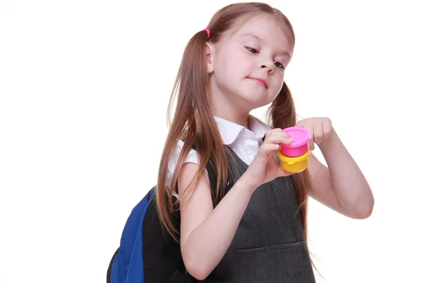 Schattig schoolmeisje in jurk houden verf — Stockfoto