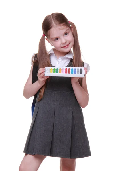 Bella bambina in abito con gessi di colore in mano — Foto Stock