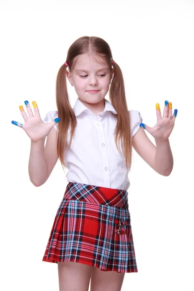 Glad liten flicka med händerna målade som ukrainska flagga — Stockfoto