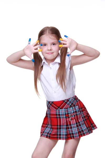 Joyeux petite fille avec les mains peintes comme drapeau ukrainien — Photo